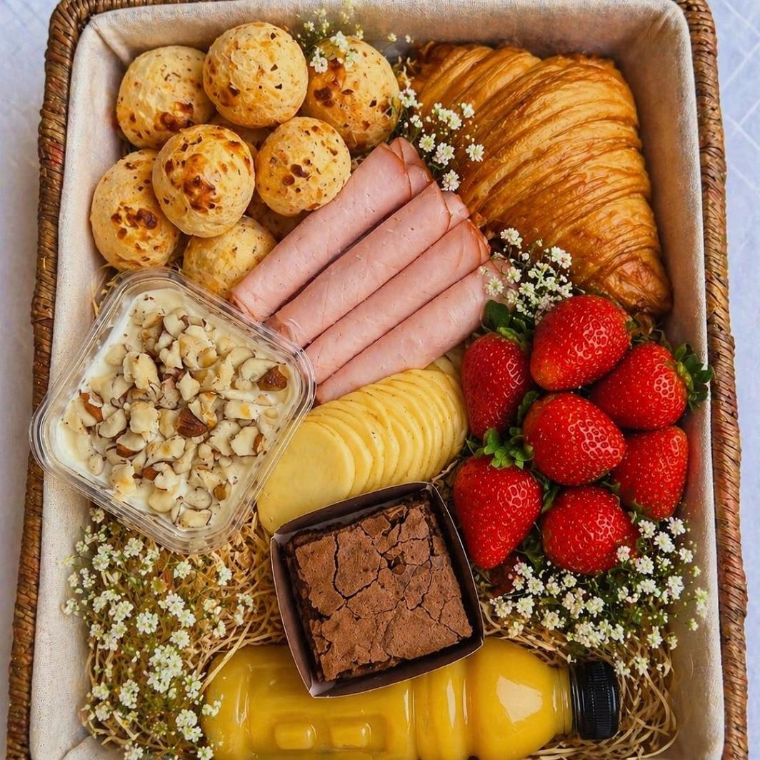 Cesta de Café da Manhã + Flor de Corte
