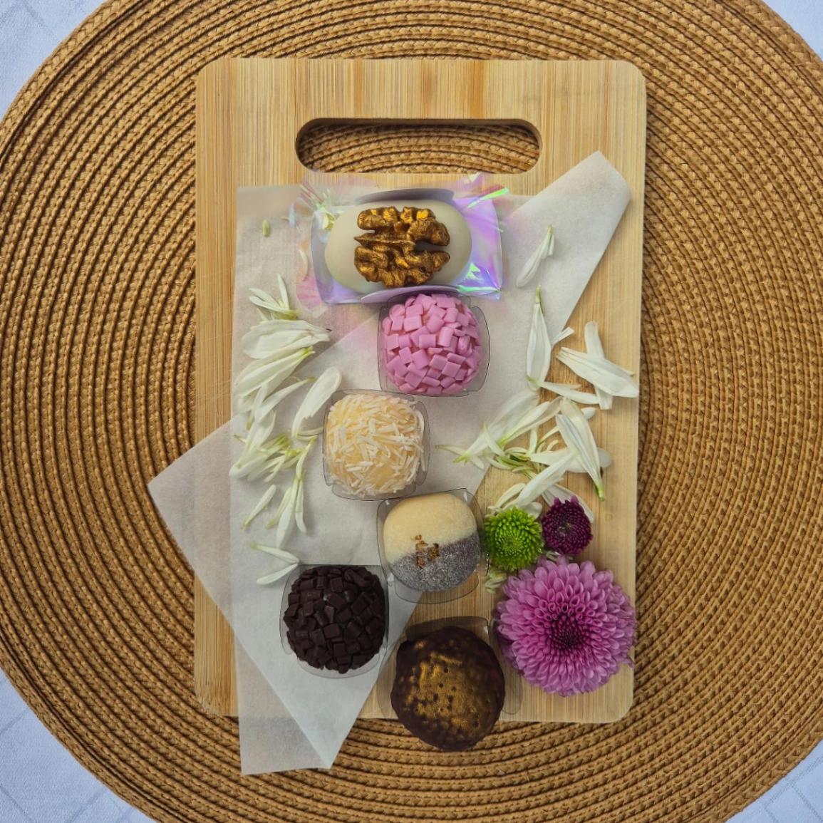 Caixa de Doces Artesanais + Flor de Corte